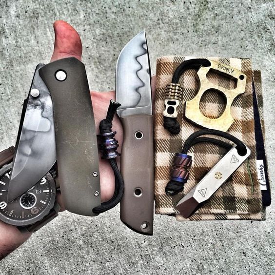 edc with two knives and a hanky