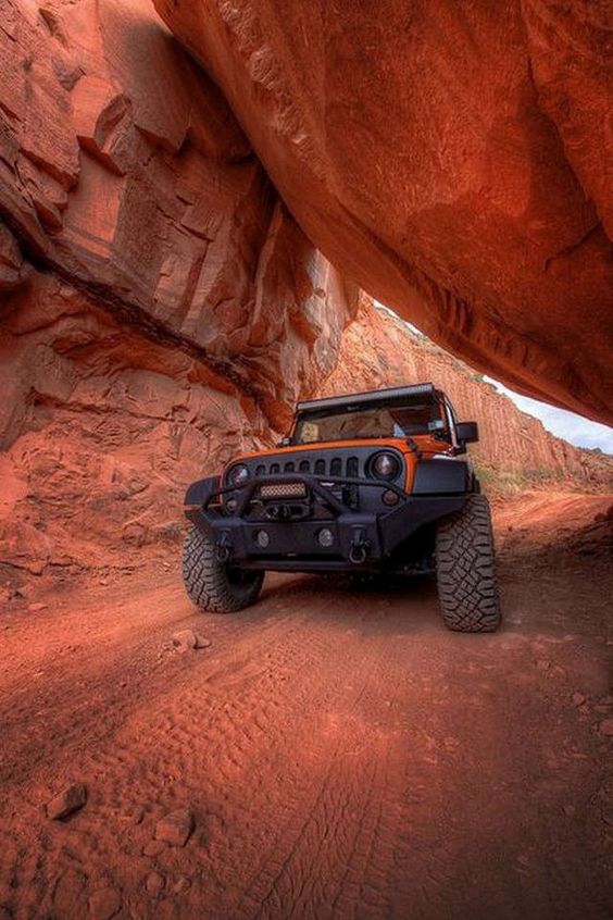 jeep driving through arizona rocks