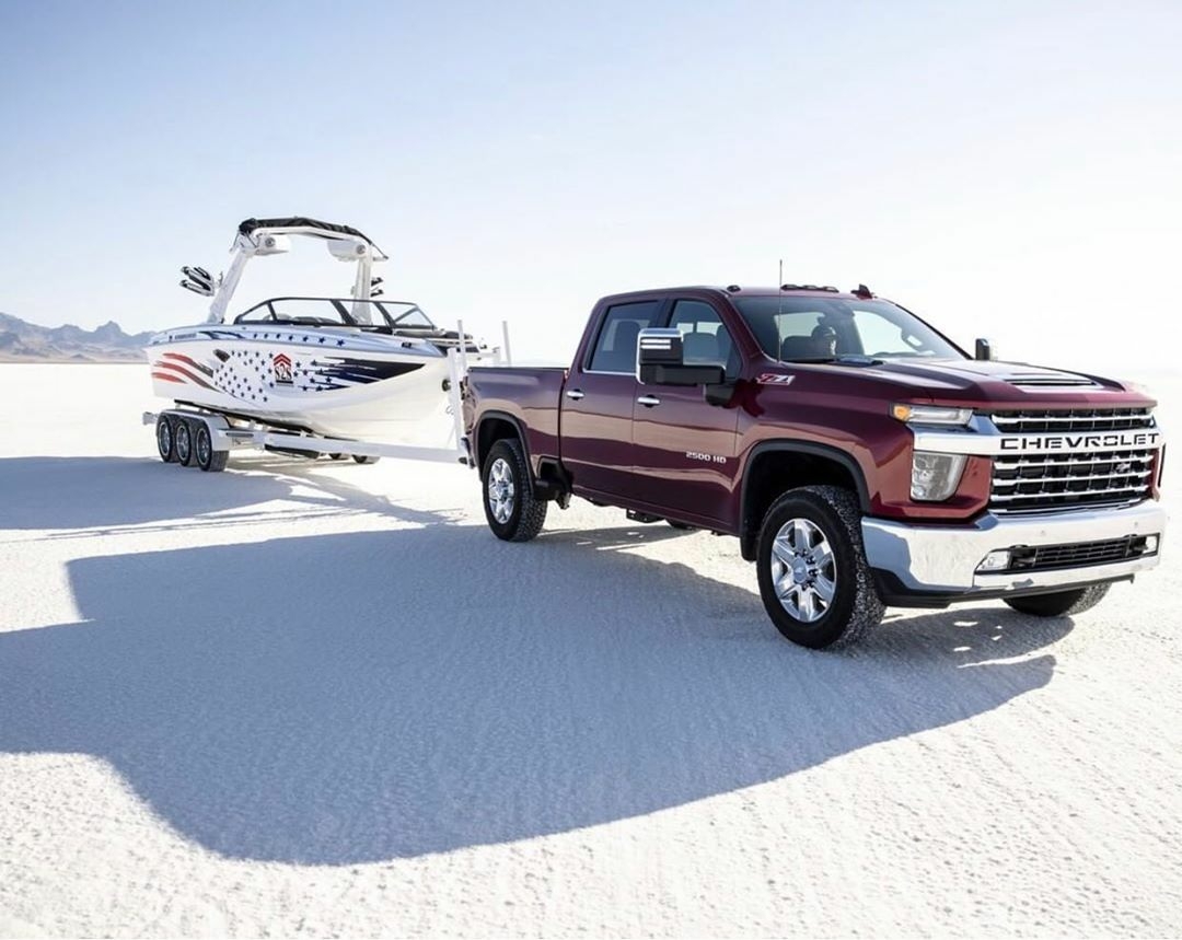 2020 chevy truck pulling boat
